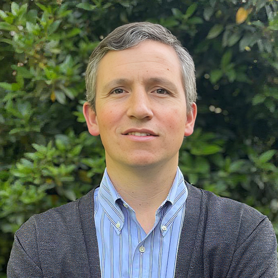 Dr. Sebastián Bustos